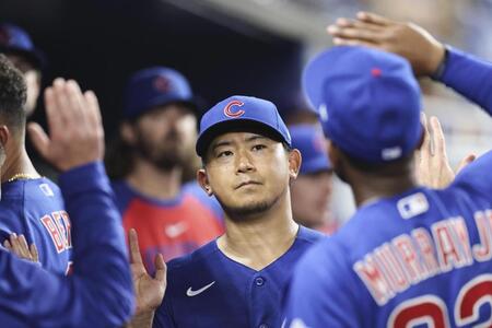 　マーリンズ戦の７回途中、好投して降板しチームメートに迎えられるカブス・今永＝マイアミ（ゲッティ＝共同）