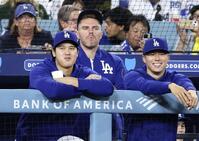 　ナショナルズ戦の９回、ベンチから試合を見るドジャース・大谷（左）と山本（右）＝ロサンゼルス（共同）