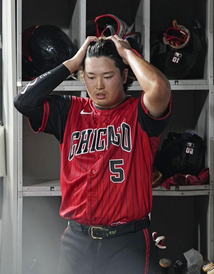 　ツインズ戦の６回、見逃し三振に倒れ、ベンチに戻ったホワイトソックス・村上＝シカゴ（共同）