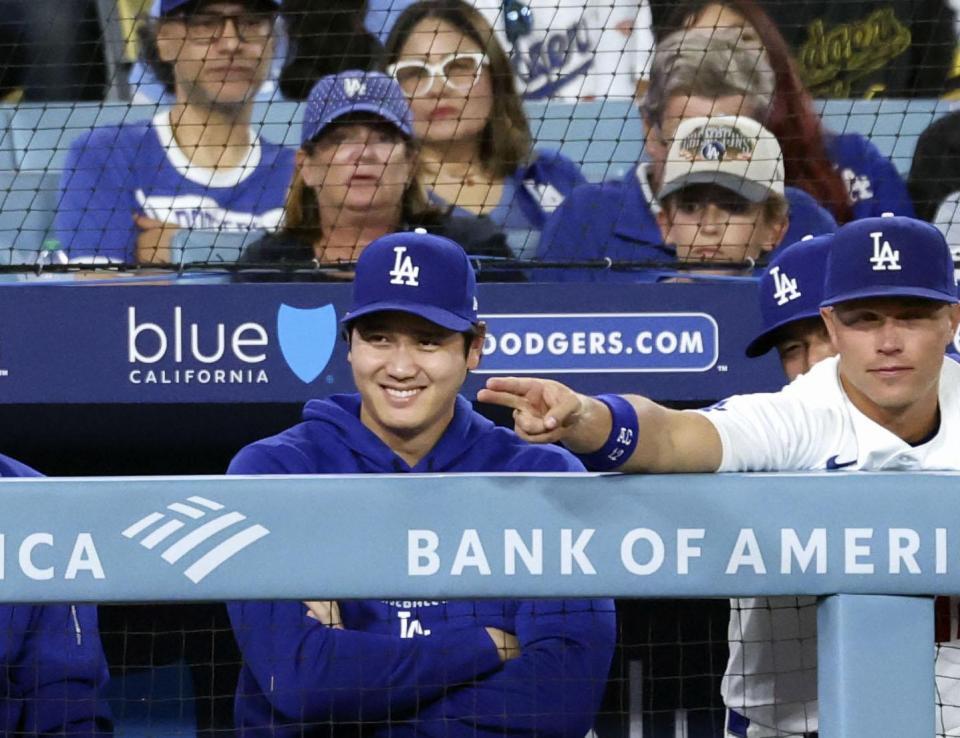 　ナショナルズ戦の９回、ベンチから試合を見るドジャース・大谷（左）＝ロサンゼルス（共同）