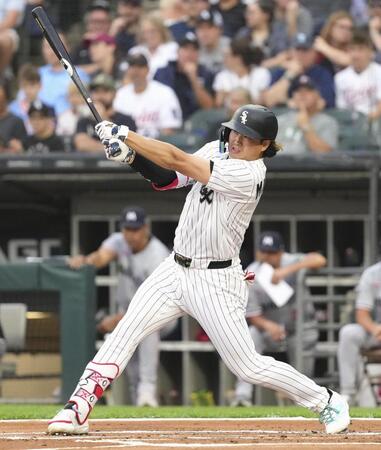 　米大リーグ、ツインズ戦の１回、30号２ランを放つホワイトソックスの村上宗隆。日本選手のメジャー１年目での30本塁打は初めて＝５日、シカゴ（共同）