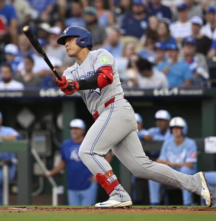 　ロイヤルズ戦の１回、二塁打を放つブルージェイズ・岡本＝カンザスシティー（共同）