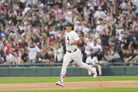 　米大リーグ、ツインズ戦の１回、30号２ランを放ち、塁を回るホワイトソックスの村上宗隆。日本選手のメジャー１年目での30本塁打は初めて＝５日、シカゴ（共同）