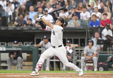 　米大リーグ、ツインズ戦の１回、30号２ランを放つホワイトソックスの村上宗隆。日本選手のメジャー１年目での30本塁打は初めて＝５日、シカゴ（共同）