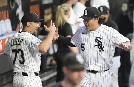 　ツインズ戦の試合前、ベンチでチームメートとポーズをとるホワイトソックス・村上（右）＝シカゴ（共同）