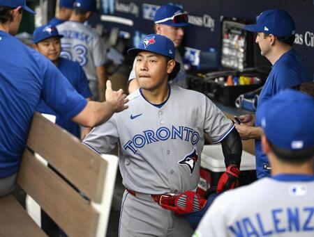 　ロイヤルズ戦前にベンチでタッチを交わすブルージェイズ・岡本＝カンザスシティー（共同）