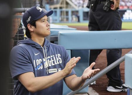 　ナショナルズ戦の１回、守備を終えたチームメートを迎えるドジャース・大谷＝ロサンゼルス（共同）