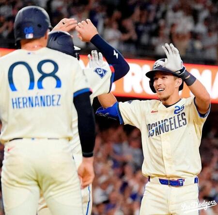 ７回、逆転３ランを放って笑みを浮かべるエドマン（ロサンゼルス・ドジャース提供）