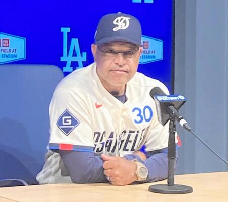 試合後、大谷の打撃練習再開について説明するロバーツ監督（撮影・小林信行）