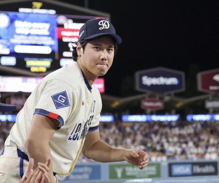 　ナショナルズに勝利し、チームメートを迎えにベンチを出るドジャース・大谷＝ロサンゼルス（共同）