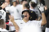 　ツインズ戦の１回、３０号２ランを放ちベンチでチームメートに迎えられるホワイトソックスの村上宗隆。日本選手のメジャー１年目での３０本塁打は初めて（提供・共同通信社）