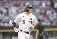 　米大リーグ、ツインズ戦の１回、30号２ランを放ち、笑顔で塁を回るホワイトソックスの村上宗隆。日本選手のメジャー１年目での30本塁打は初めて＝５日、シカゴ（共同）