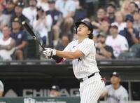 　ツインズ戦の１回、30号２ランを放つホワイトソックス・村上＝シカゴ（共同）