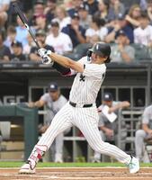 　米大リーグ、ツインズ戦の１回、30号２ランを放つホワイトソックスの村上宗隆。日本選手のメジャー１年目での30本塁打は初めて＝５日、シカゴ（共同）