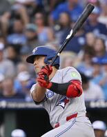 　ロイヤルズ戦の１回、二塁打を放つブルージェイズ・岡本＝カンザスシティー（共同）