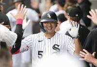 　ツインズ戦の１回、30号２ランを放ち、ベンチでチームメートに迎えられるホワイトソックス・村上＝シカゴ（共同）