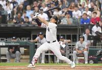 　米大リーグ、ツインズ戦の１回、30号２ランを放つホワイトソックスの村上宗隆。日本選手のメジャー１年目での30本塁打は初めて＝５日、シカゴ（共同）