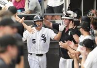 　ツインズ戦の１回、30号２ランを放ち、ベンチでチームメートに迎えられるホワイトソックス・村上＝シカゴ（共同）