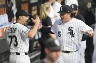 　ツインズ戦の試合前、ベンチでチームメートとポーズをとるホワイトソックス・村上（右）＝シカゴ（共同）