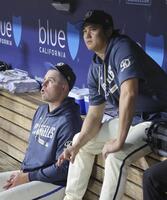 　ナショナルズ戦の６回、ベンチでスクバル（左）と話すドジャース・大谷＝ロサンゼルス（共同）