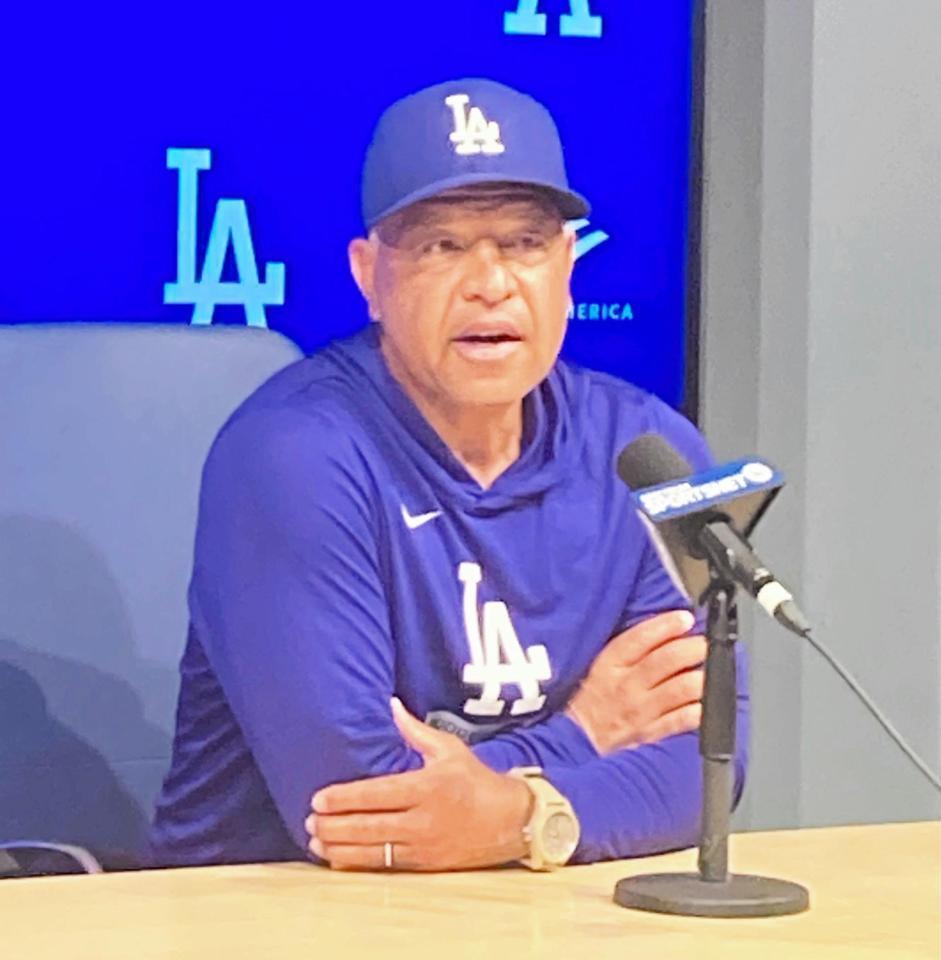 試合前会見で大谷の状態について語るロバーツ監督（撮影・小林信行）