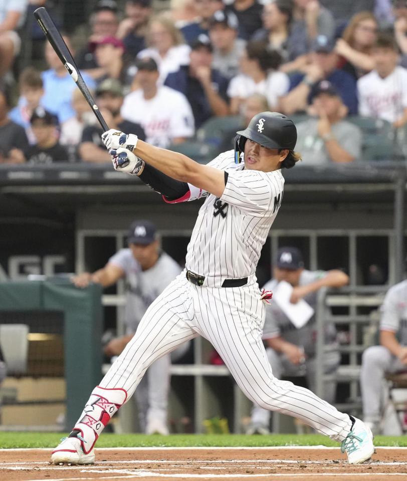 　米大リーグ、ツインズ戦の１回、30号２ランを放つホワイトソックスの村上宗隆。日本選手のメジャー１年目での30本塁打は初めて＝５日、シカゴ（共同）