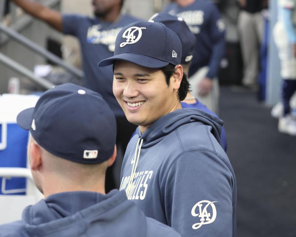 　ナショナルズ戦の試合前、ベンチに姿を見せたドジャース・大谷＝ロサンゼルス（共同）