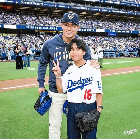 始球式を務めた少年と記念撮影する山本（ロサンゼルス・ドジャース提供）