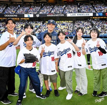 招待した「聖園子供の家」の子どもたちと記念撮影する山本（ロサンゼルス・ドジャース提供）