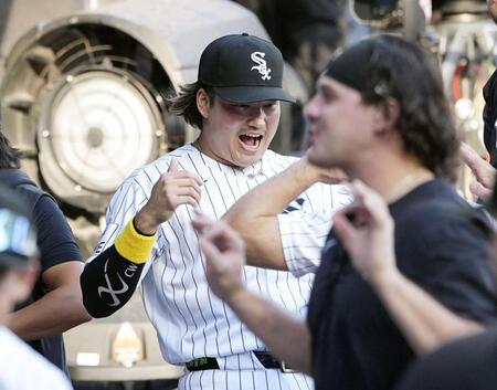 　ツインズ戦の試合前、ベンチでチームメートとポーズをとるホワイトソックス・村上＝シカゴ（共同）