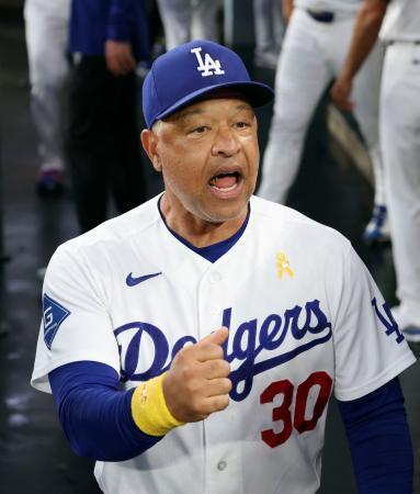 　ナショナルズ戦に臨む、ドジャースのロバーツ監督＝ロサンゼルス（共同）