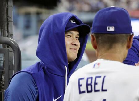 　ナショナルズ戦の２回、ベンチで試合を見るドジャース・大谷＝ロサンゼルス（共同）
