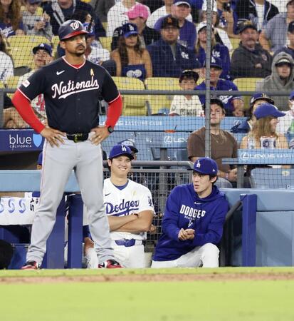 　ナショナルズ戦の９回、試合を見るドジャース・佐々木朗（右）と大谷＝ロサンゼルス（共同）