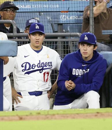 　ナショナルズ戦の９回、試合を見るドジャース・大谷（左）と佐々木朗＝ロサンゼルス（共同）