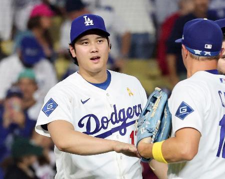 　ナショナルズに勝利し、チームメートを迎えるドジャース・大谷＝ロサンゼルス（共同）