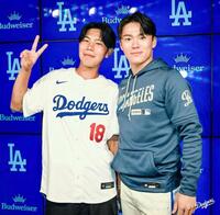 招待した「聖園子供の家」の少年と記念撮影する山本（ロサンゼルス・ドジャース提供）