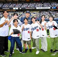 招待した「聖園子供の家」の子どもたちと記念撮影する山本（ロサンゼルス・ドジャース提供）
