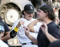 　ツインズ戦の試合前、ベンチでチームメートとポーズをとるホワイトソックス・村上＝シカゴ（共同）