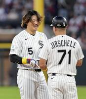 　ツインズ戦の６回の攻撃を終え、コーチと笑顔で話すホワイトソックス・村上＝シカゴ（共同）