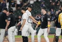 　ツインズに勝利しチームメートとタッチを交わすホワイトソックス・村上（中央）＝シカゴ（共同）