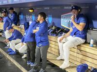 　ナショナルズ戦の１回、ベンチのドジャース・大谷（右端）＝ロサンゼルス（共同）