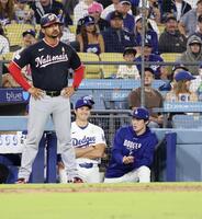 　ナショナルズ戦の９回、試合を見るドジャース・佐々木朗（右）と大谷＝ロサンゼルス（共同）