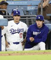 　ナショナルズ戦の９回、試合を見るドジャース・大谷（左）と佐々木朗＝ロサンゼルス（共同）