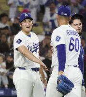 　ナショナルズに勝利し、チームメートを迎えるドジャース・大谷＝ロサンゼルス（共同）