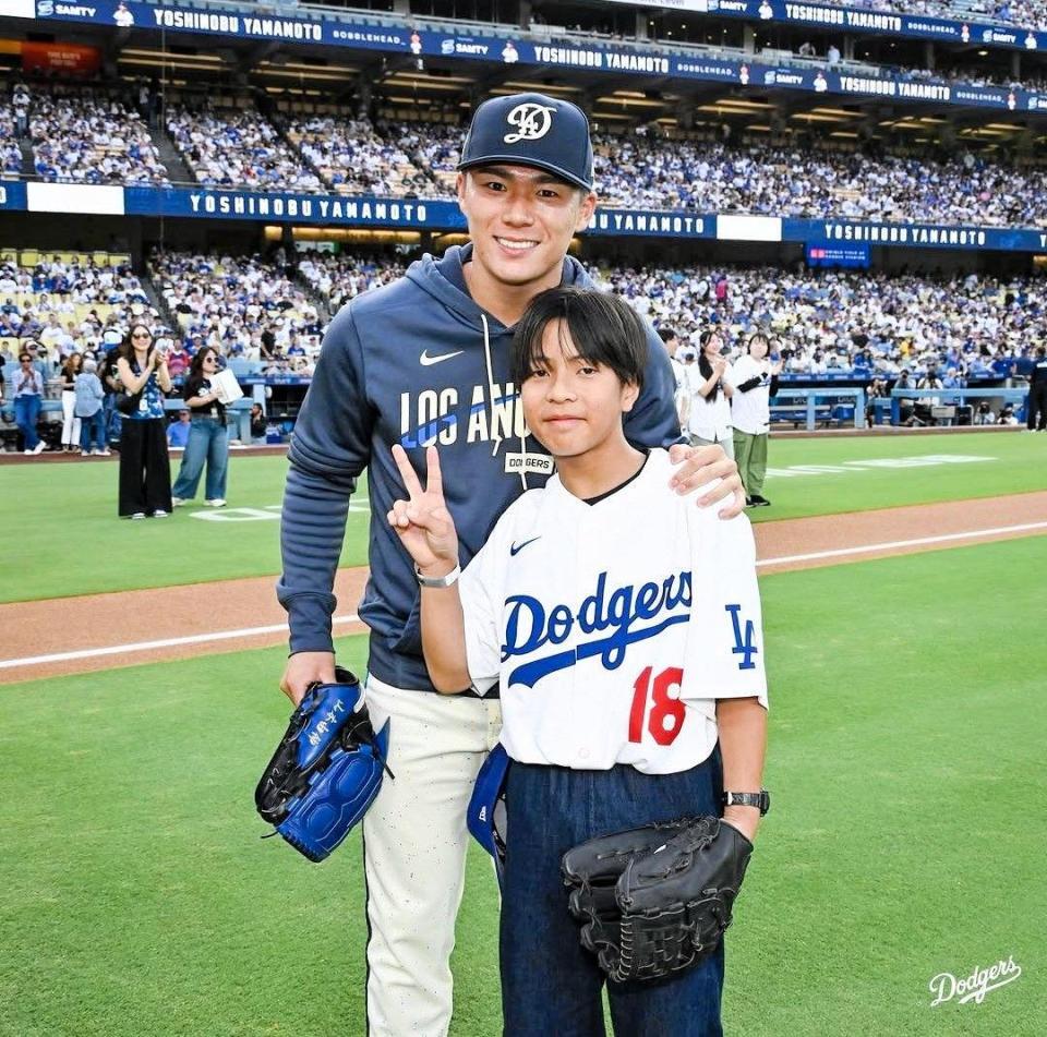 始球式を務めた少年と記念撮影する山本（ロサンゼルス・ドジャース提供）