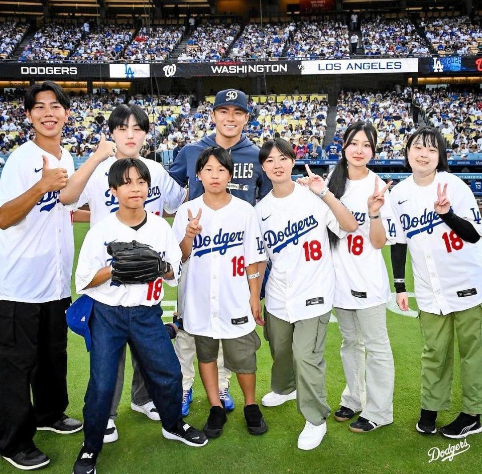 招待した「聖園子供の家」の子どもたちと記念撮影する山本（ロサンゼルス・ドジャース提供）