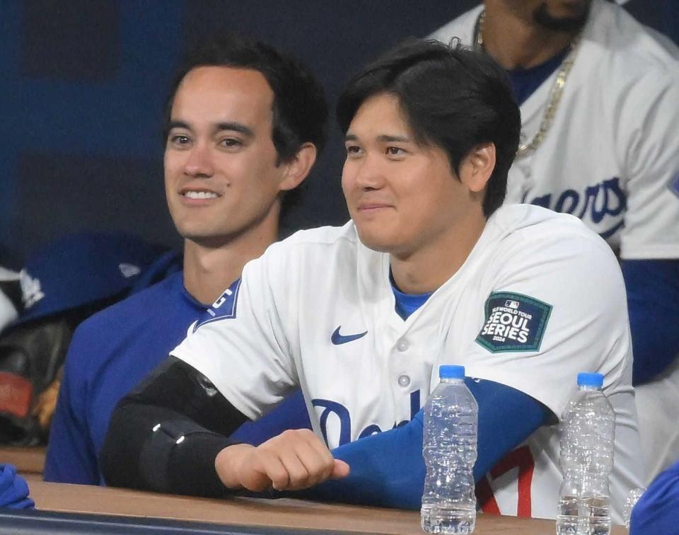 ドジャース・大谷翔平（右）