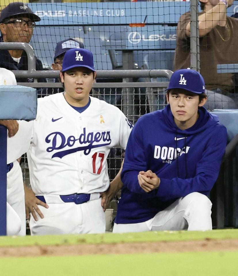 　ナショナルズ戦の９回、試合を見るドジャース・大谷（左）と佐々木朗＝ロサンゼルス（共同）