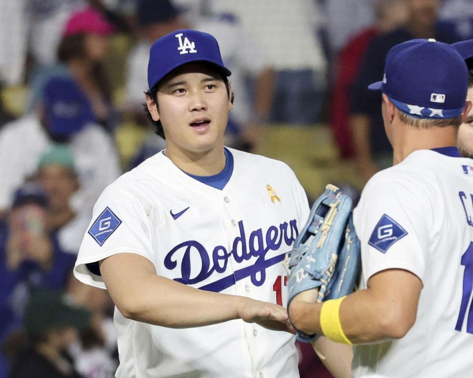 　ナショナルズに勝利し、チームメートを迎えるドジャース・大谷＝ロサンゼルス（共同）