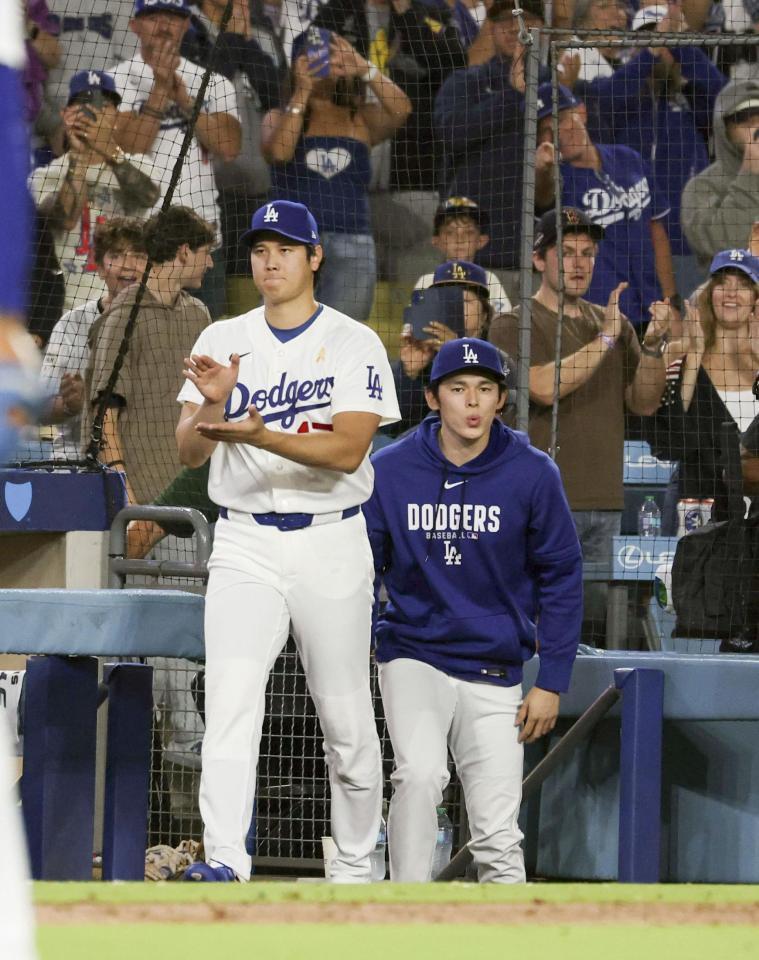 　ナショナルズに勝利し、チームメートを迎えにベンチを出るドジャース・大谷（左）と佐々木朗＝ロサンゼルス（共同）